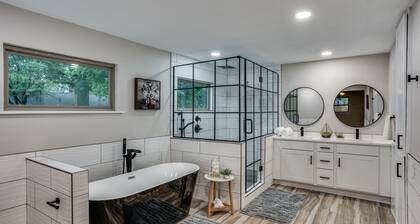 The Corner House- 5 BED/4BATH home in Dallas/DFW!