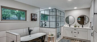 The Corner House- 5 BED/4BATH home in Dallas/DFW!