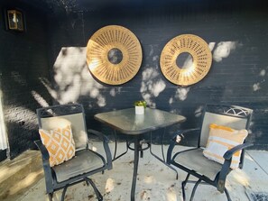 Outdoor dining - The Corner House- 5 BED/4BATH home in Dallas/DFW! (Dallas)