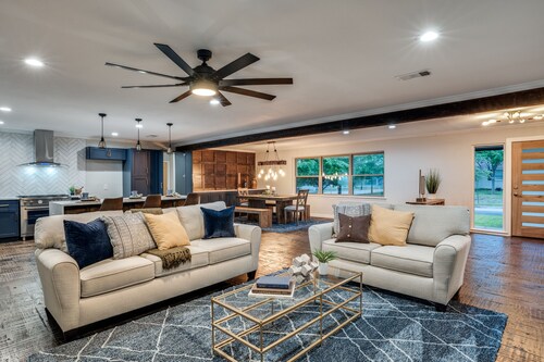 The Corner House- 5 BED/4BATH home in Dallas/DFW!