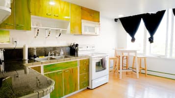 Coffee/tea maker, fridge, microwave, oven