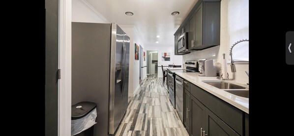 Kjøleskap, mikrobølgeovn, ovn og kokeplater