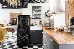 Réfrigérateur, micro-ondes, four, plaque de cuisson