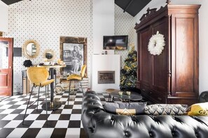 TV connectée, cheminée, chaîne hi-fi