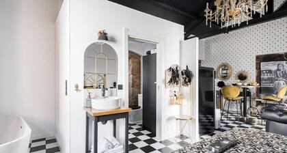 The 20's Suite. Loft with bathtub, outdoor terrace and wood-burning fireplace.