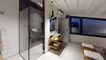 Ducha, secador de pelo, toallas y jabón