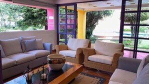 A modern living room with a sofa, armchairs, and a coffee table. - Finca El Paraiso  (Tepoztlán)