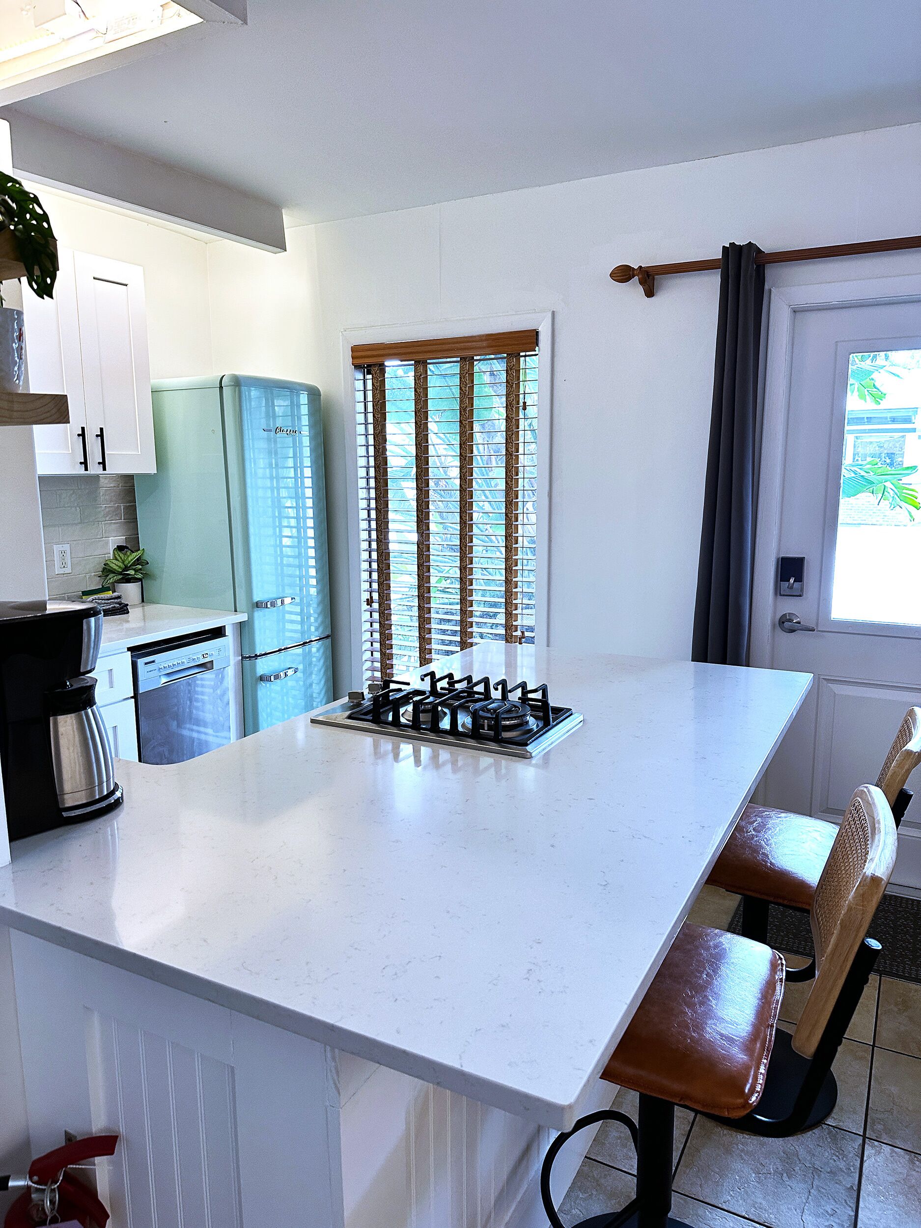 Réfrigérateur, micro-ondes, plaque de cuisson, lave-vaisselle