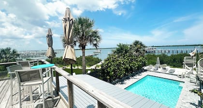 Waterfront Retreat, Heated Pool & Rooftop Deck - 2 Bed, Kitchen, Great Location