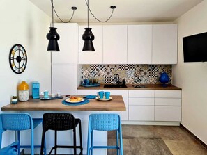 Réfrigérateur, micro-ondes, plaque de cuisson, lave-vaisselle