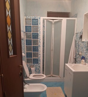 Duschwanne, Haartrockner, Bidet, Handtücher