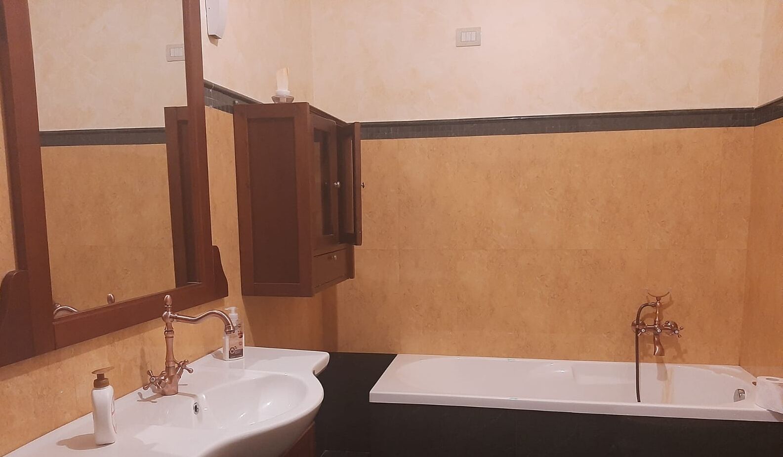 Duschwanne, Haartrockner, Bidet, Handtücher