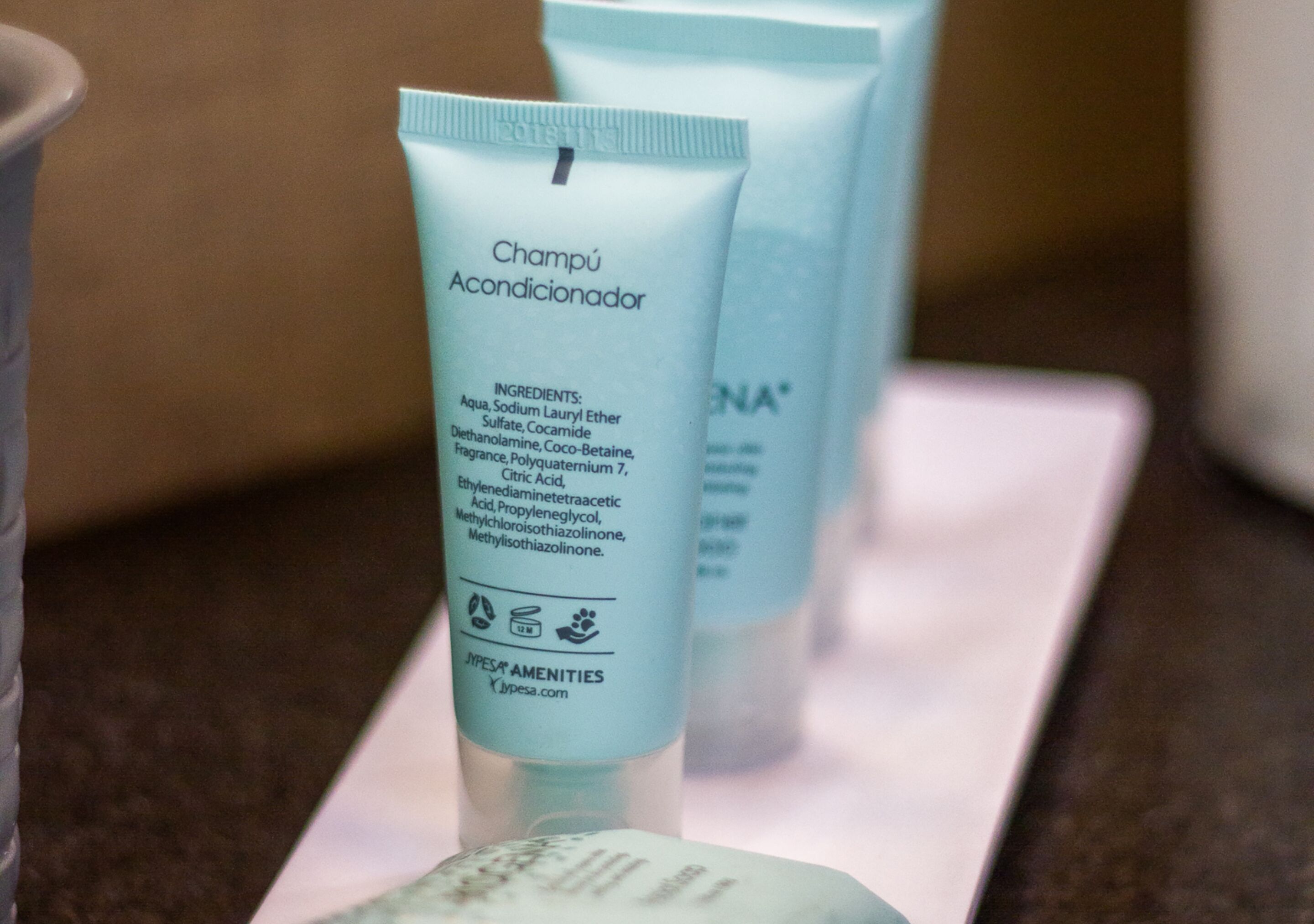A tube of Champú Acondicionador with a list of ingredients.
