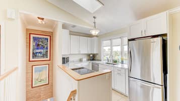 House, Multiple Beds, Private Pool, Ocean View | Private kitchen | Fridge, microwave, oven, stovetop