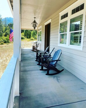 Terrace/patio - Breathtaking home with private historic bridge on a charming creek (Grants Pass)