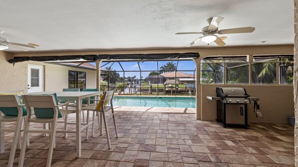 House (Sunset Palms Dockside Retreat) | Outdoor dining