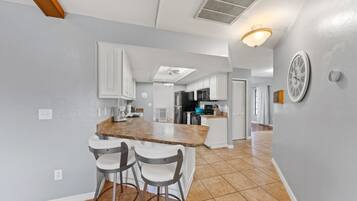House (Sunset Palms Dockside Retreat) | Private kitchen