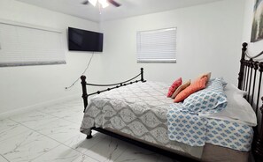 2 habitaciones, escritorio, tabla de planchar con plancha y wifi gratis 