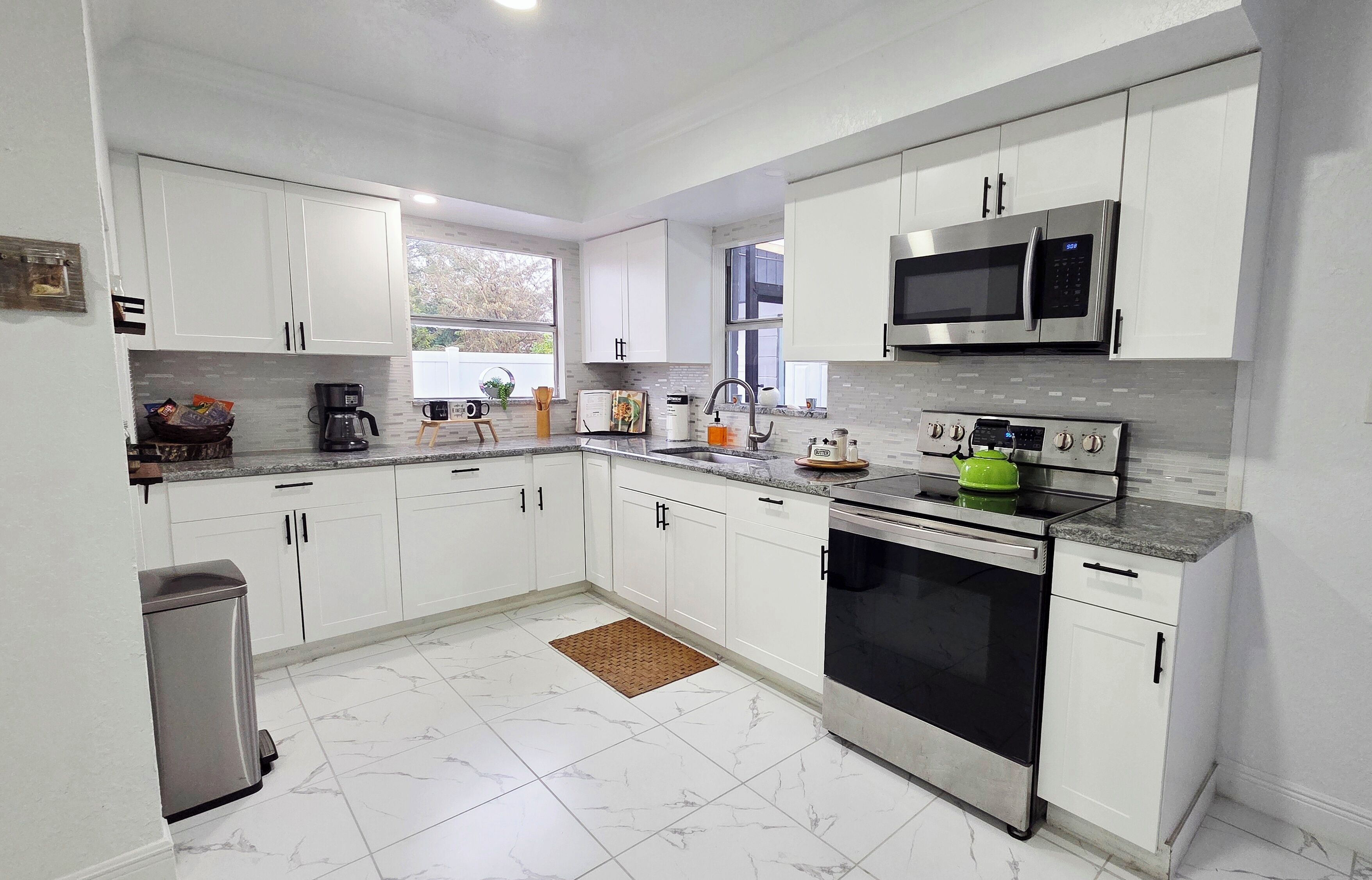 Refrigerador, microondas, horno, placa de cocina