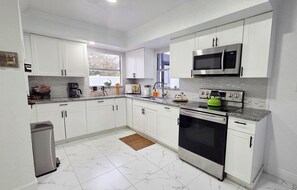 Refrigerador, microondas, horno y parrilla de estufa 