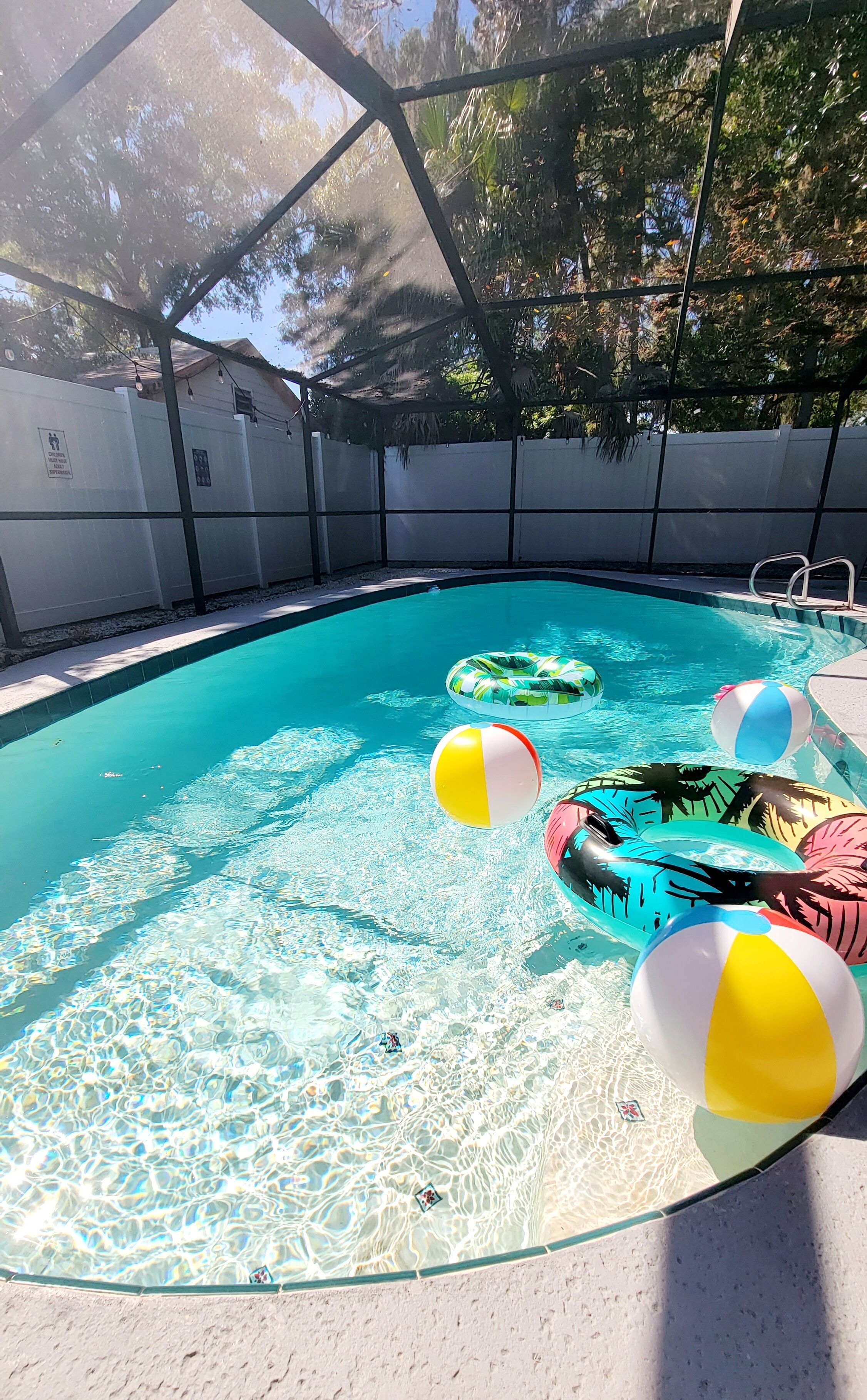 Una piscina al aire libre, una piscina climatizada