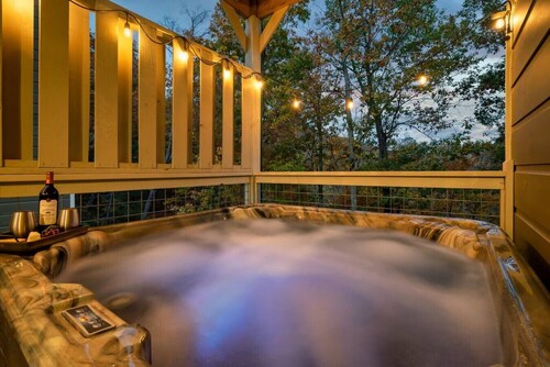 The Bear Den · Week Discount!*Private Pool*Hot Tub*1.5mi to Pkwy