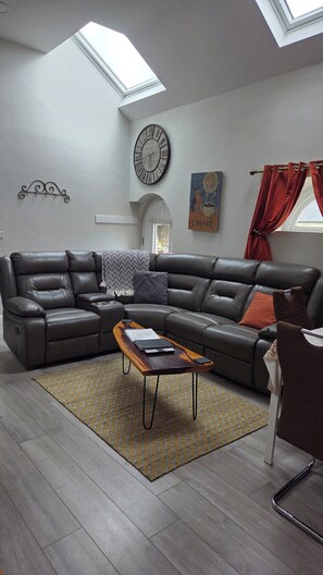 30-inch TV with cable channels - Magical 3-bed Stone Built Cottage - Sleeps 6 (Ballynahinch)