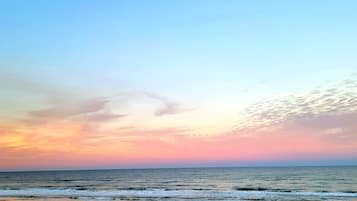 Na praia, espreguiçadeiras, toalhas de praia