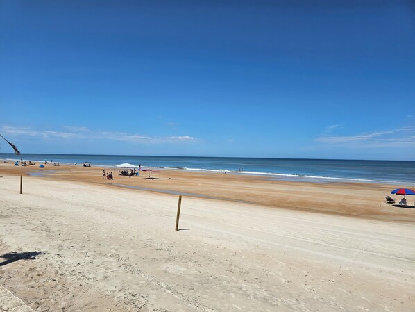 En la playa, camastros y toallas de playa 