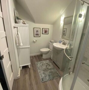 Douche, sĂšche-cheveux, serviettes fournies, savon