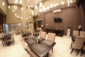 Dining - Sutan Raja Guest House Talaga Bodas Bandung (Bandung)