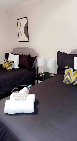 2 bedrooms, iron/ironing board, WiFi