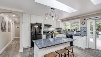 Frigorífic, microones, forn i placa de cuina