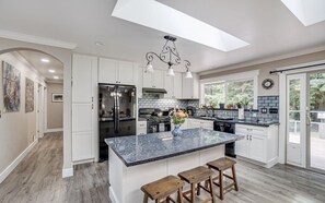 Kjøleskap, mikrobølgeovn, ovn og kokeplater