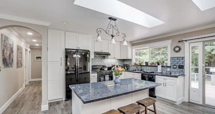 Peaceful, private 3BD home nestled in the redwoods