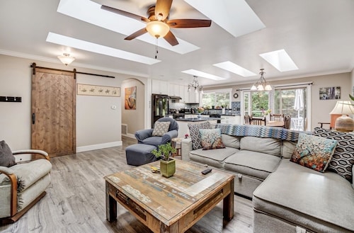 Peaceful, private 3BD home nestled in the redwoods