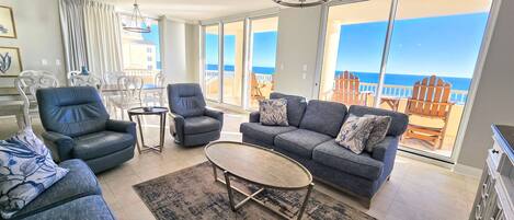 TV connectée, lecteur de DVD, baby-foot, table de tennis de table