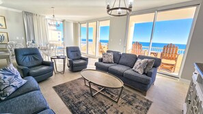 Téléviseur connecté, lecteur de DVD, table de baby-foot