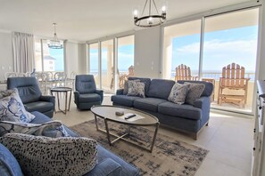 Téléviseur connecté, lecteur de DVD, table de baby-foot