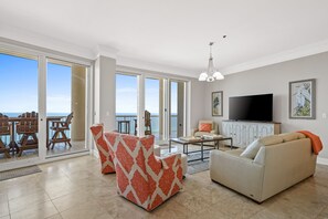 TV connectée, lecteur de DVD, baby-foot, table de tennis de table