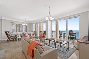 TV connectée, lecteur de DVD, baby-foot, table de tennis de table