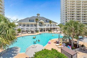 Innendørsbasseng og et oppvarmet basseng