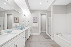 Combined shower/tub, towels