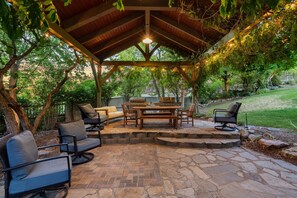 تناول الطعام بالخارج