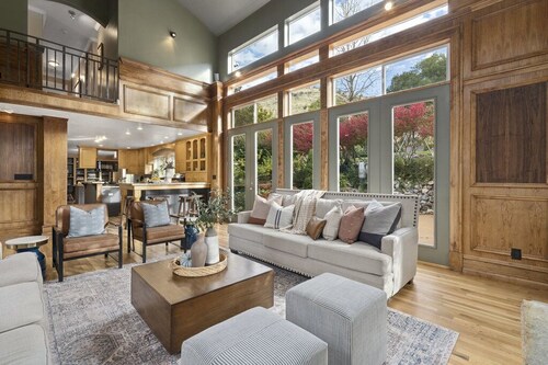 Luxury 7000 SQFT, Sleeps 20 - Bball, VBall, 1 acre