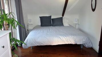 2 quartos, ferros/tábuas de passar roupa, berço de viagem