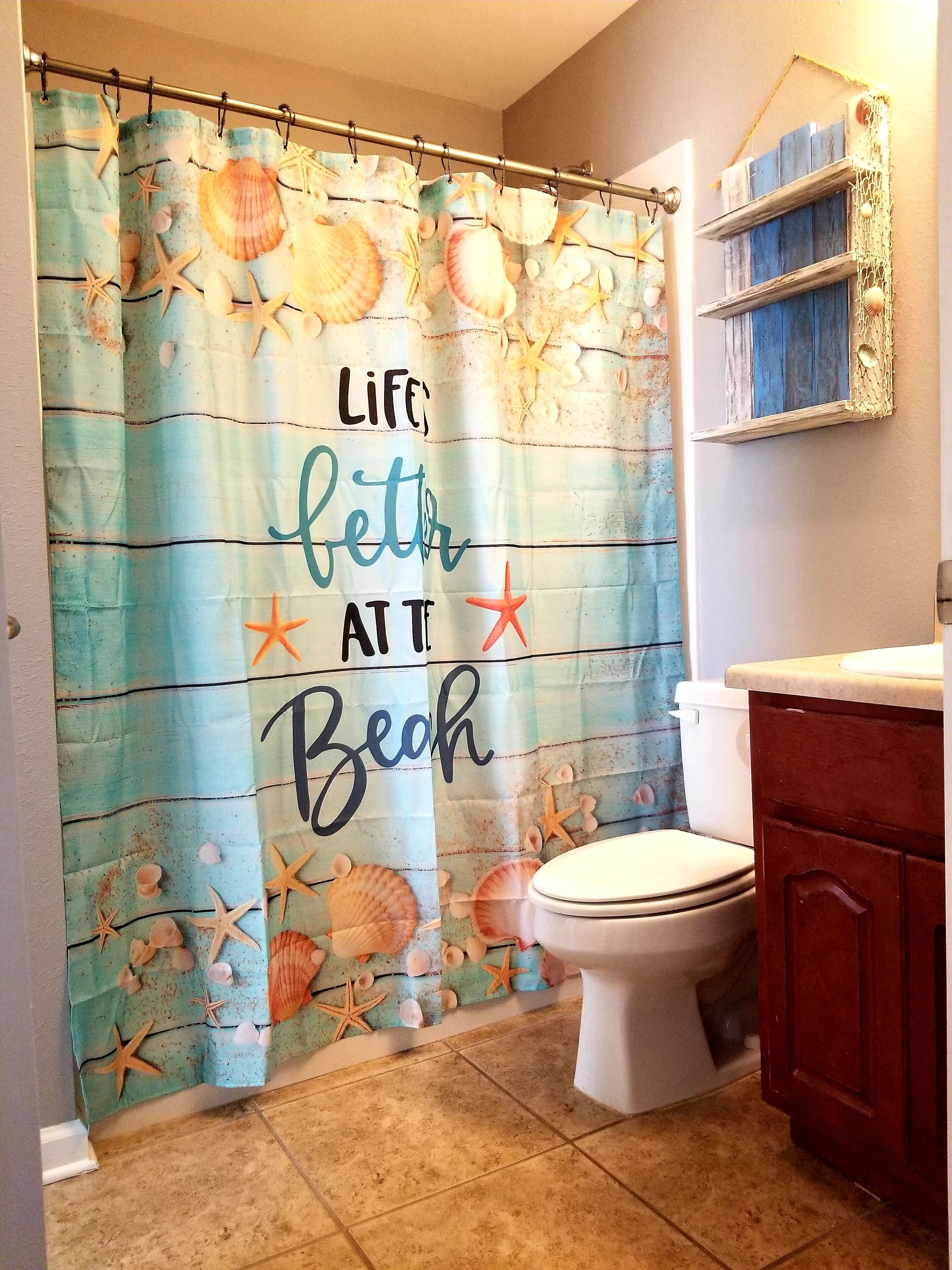 Tina con regadera, secadora de cabello, toallas, jabón 