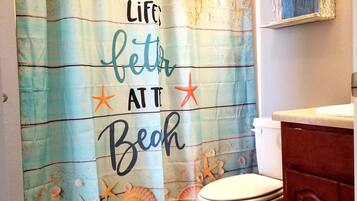 Tina con regadera, secadora de cabello, toallas, jabón