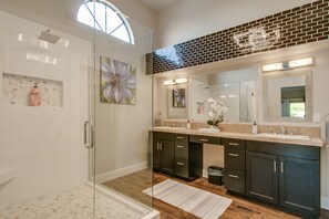 Bathtub, hair dryer, towels, soap - Spectacular Hillside Fountain HIlls home + Resort Backyard and Views! (Fountain Hills)