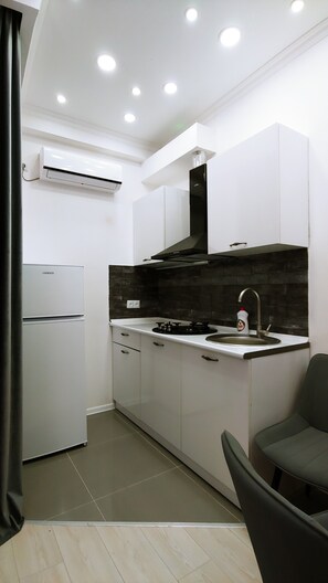 Kühlschrank, Kochgeschirr/Geschirr/Besteck